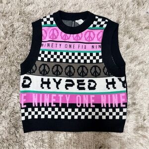 Brand Divided H&M. Graphic Knit Sleeveless Sweater Vest in Black, Pink, White